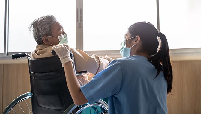 پرستار سالمند در منزل مهردرمان