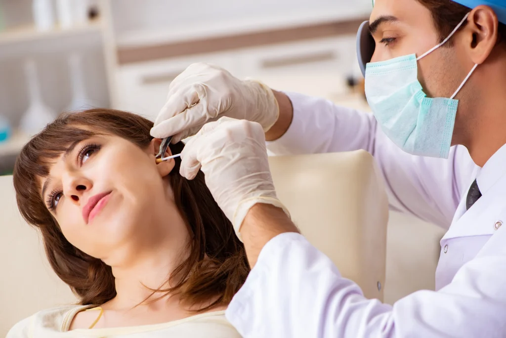 خدمات شستشو گوش در منزل