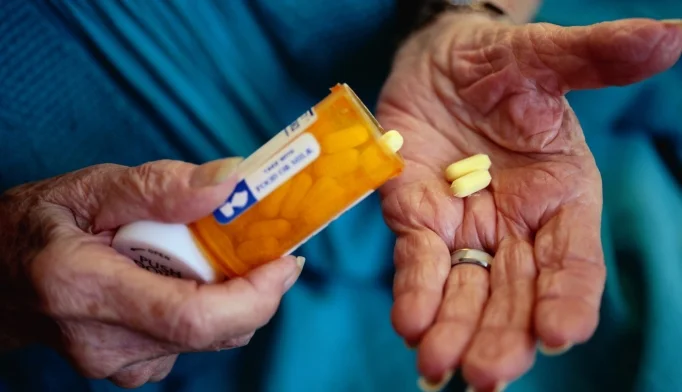 کمک به سالمندان برای مصرف دارو