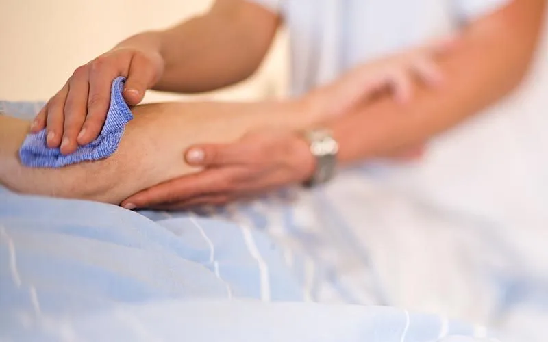 درمان زخم بستر سالمندان